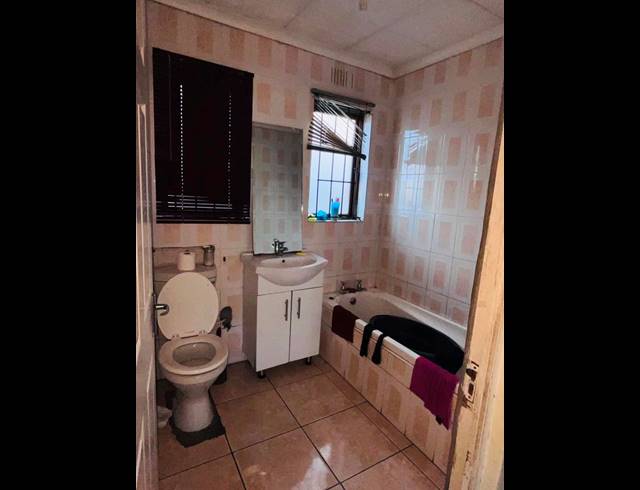 2 BEDROOM HOUSE FOR SALE IN IKWEZI PARK